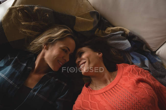 Couple lesbien relaxant dans le salon à la maison — Photo de stock