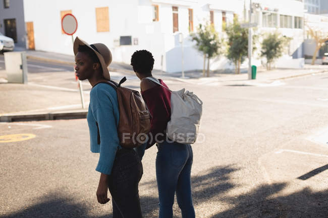 Twins siblings standing with backpack in city street — Stock Photo