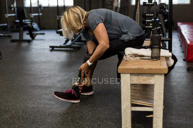 Disabled woman with prosthetic leg in gym — Stock Photo