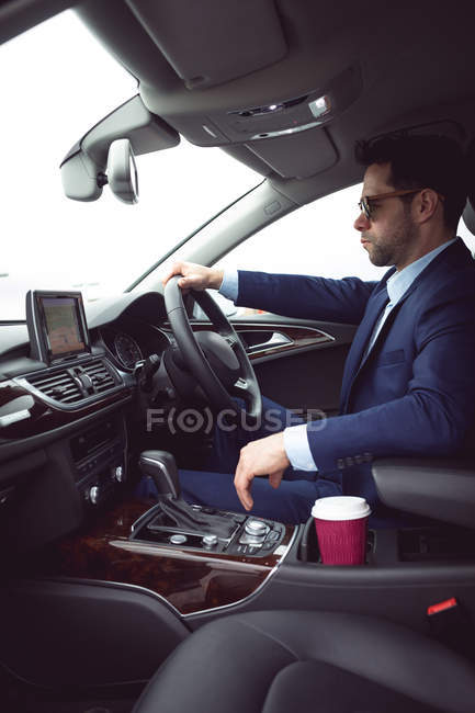Розумний бізнесмен за кермом автомобіля — стокове фото