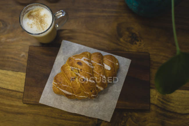 Croissant y café servido en una cafetería - foto de stock