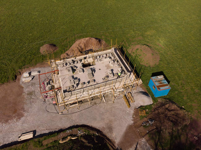 Воздушная лестница строящегося здания на строительной площадке — стоковое фото