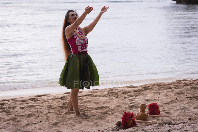 Hawaii-Hula-Tänzerin im Kostüm tanzt am Strand — Stockfoto