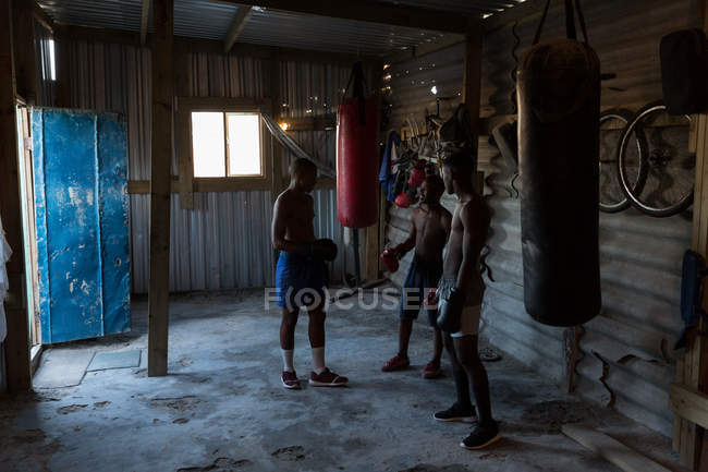 Männertrainer trainiert seine Schüler im Fitnessstudio — Stockfoto
