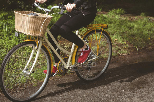 Frau fährt mit Fahrrad auf Landstraße — Stockfoto