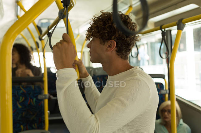 Nachdenklicher junger Mann im Bus unterwegs — Stockfoto