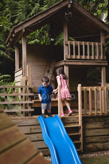 Geschwister spielen zu Hause im Garten — Stockfoto