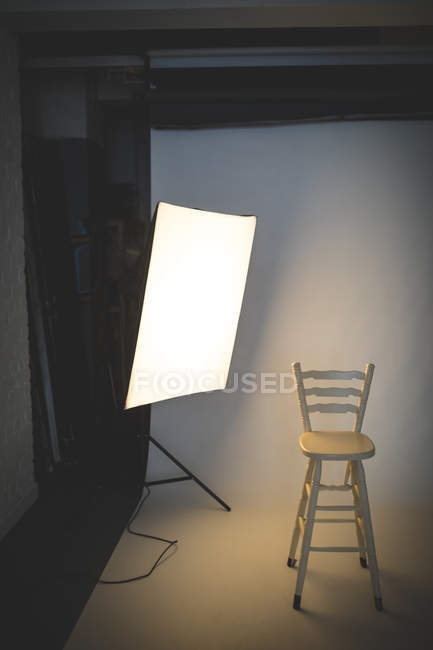 Studio fotografico vuoto con attrezzatura di illuminazione — Foto stock