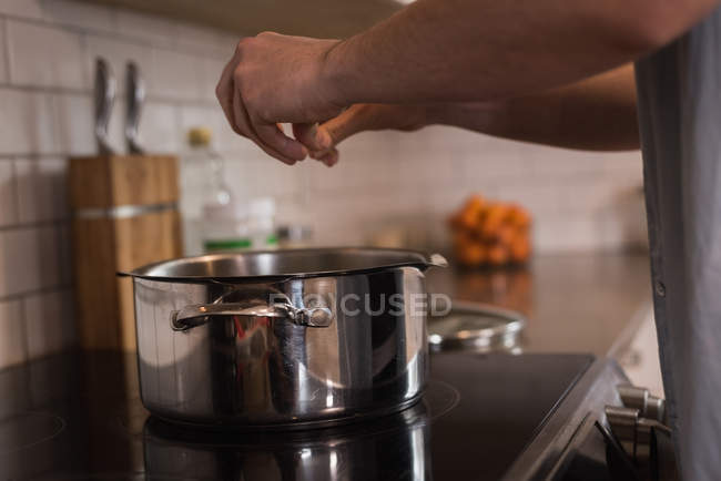 Frau bereitet zu Hause in der Küche Essen zu — Stockfoto