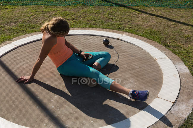 Jeune athlète féminine se relaxant sur le site sportif — Photo de stock