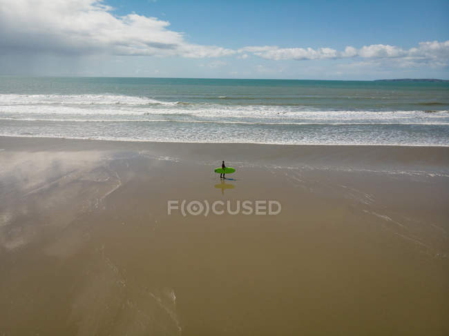 Високий кут зору Серфер з дошкою для серфінгу, що йде на пляжі — стокове фото
