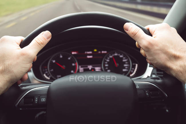 Close-up de empresário dirigindo um carro — Fotografia de Stock