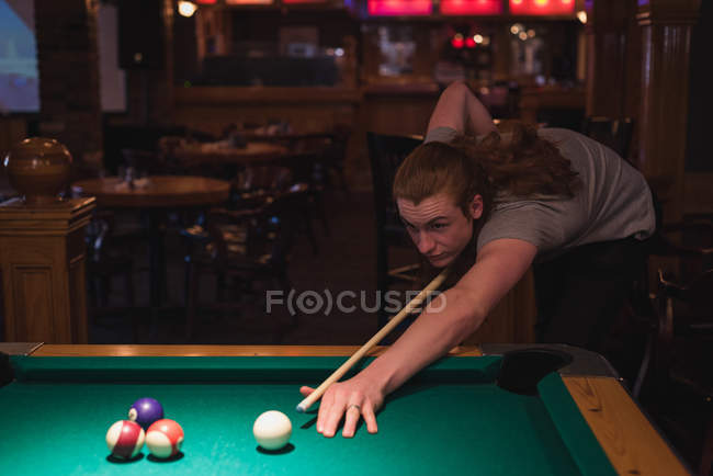 Homme jouant snookers dans la boîte de nuit — Photo de stock