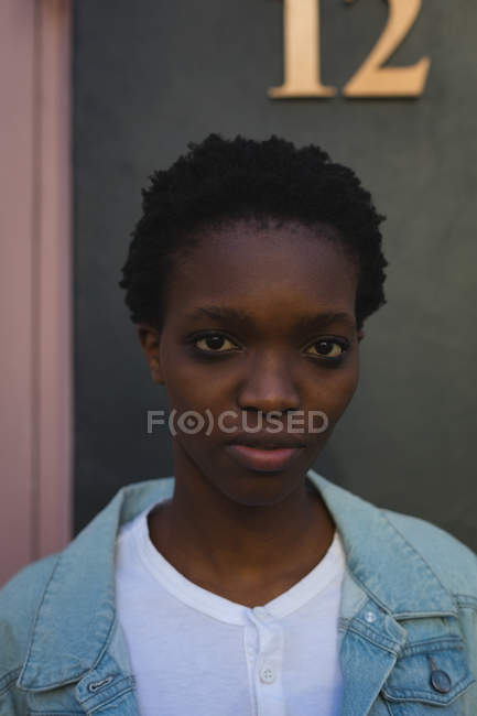 Портрет женщины, стоящей на городской улице — стоковое фото