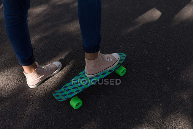 Gros plan de la femme sur le skateboard — Photo de stock