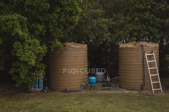 Tanque de almacenamiento de agua en un día soleado - foto de stock