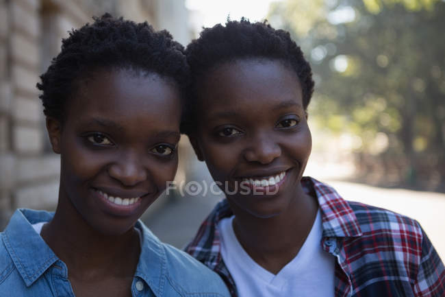 Zwillingsgeschwister amüsieren sich an einem sonnigen Tag in der City — Stockfoto