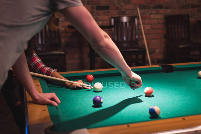 Couple playing snookers in the night club — Stock Photo