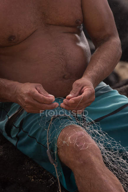 Средняя часть рыбака держит рыболовные сети — стоковое фото
