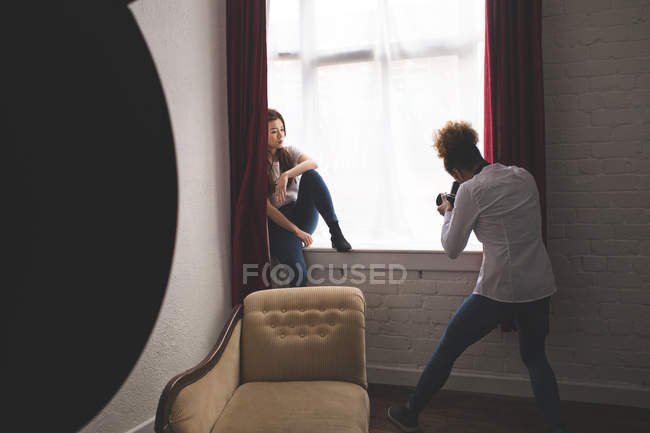 Modèle féminin posant pour une séance photo en studio photo — Photo de stock