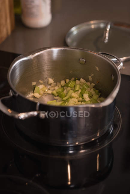 Vegetais em panela no fogão de indução em casa — Fotografia de Stock
