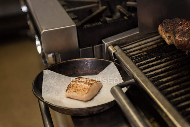 Close-up de carne em uma panela na cozinha — Fotografia de Stock