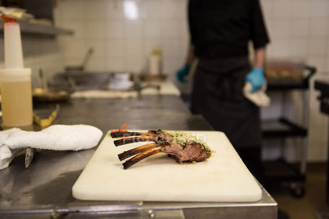 Morceaux de poulet conservés sur la planche à découper dans la cuisine du restaurant — Photo de stock