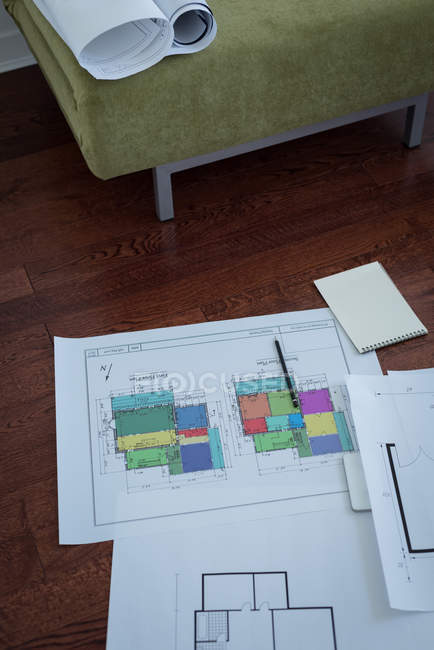 Bloc-notes avec carte architecturale à la maison — Photo de stock