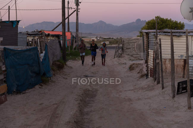 Giovani pugili maschi che fanno jogging all'alba — Foto stock