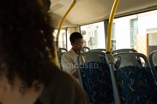 Donna in occhiali che viaggia in autobus — Foto stock