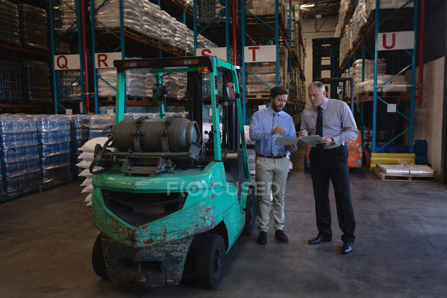 Personal que interactúa entre sí en el almacén - foto de stock