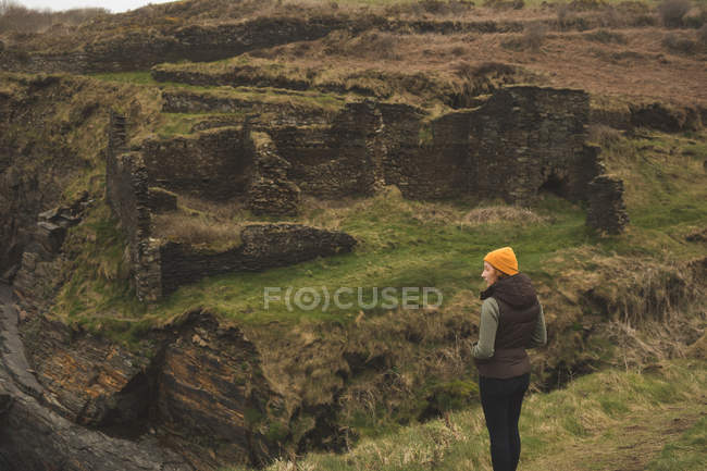 Jeune randonneuse regardant un paysage montagneux — Photo de stock