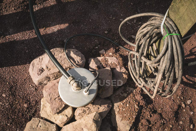 Насос для воды в грязи на строительной площадке — стоковое фото