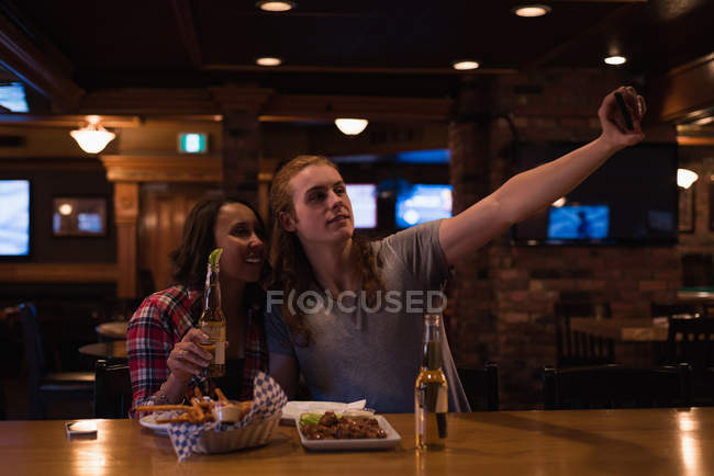 Glückliches Paar macht Selfie mit Handy im Nachtclub — Stockfoto