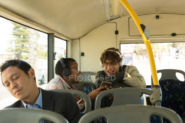 Hombre durmiendo pacíficamente mientras viaja en el autobús - foto de stock
