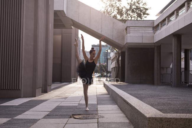 Bella donna che esegue balletto in città — Foto stock