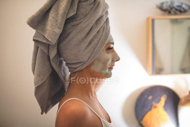 Donna incinta con crema viso in bagno a casa — Foto stock