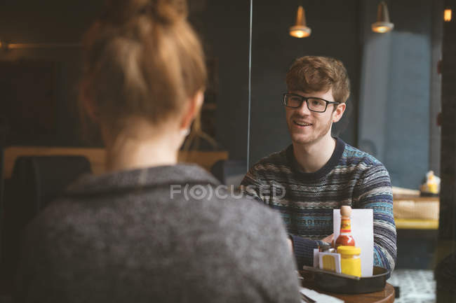 Jeune couple dans le café — Photo de stock