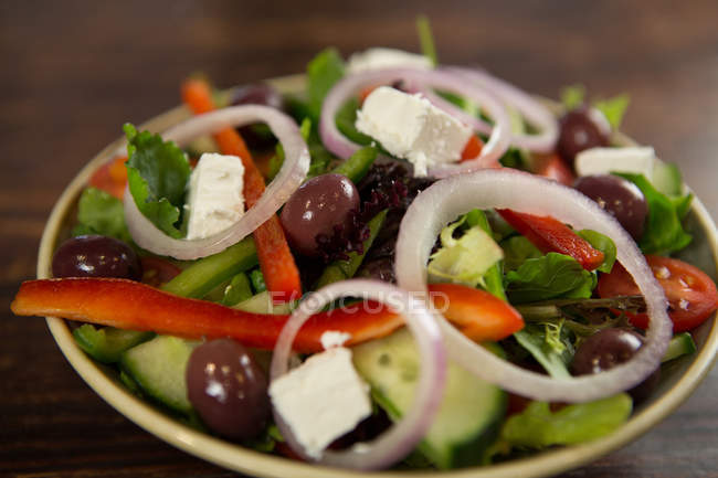 Gros plan sur la salade servie dans un bol — Photo de stock