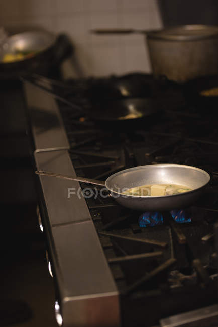 Alimentos que se preparan en la cocina en el restaurante - foto de stock