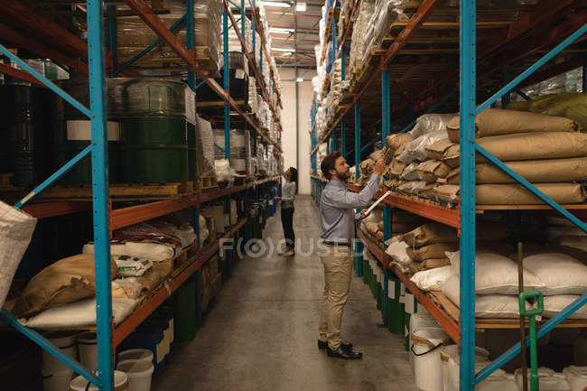 Внимательный персонал проверяет запасы на складе — стоковое фото