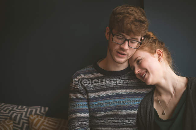 Romantisches Paar, das sich im Café umarmt — Stockfoto
