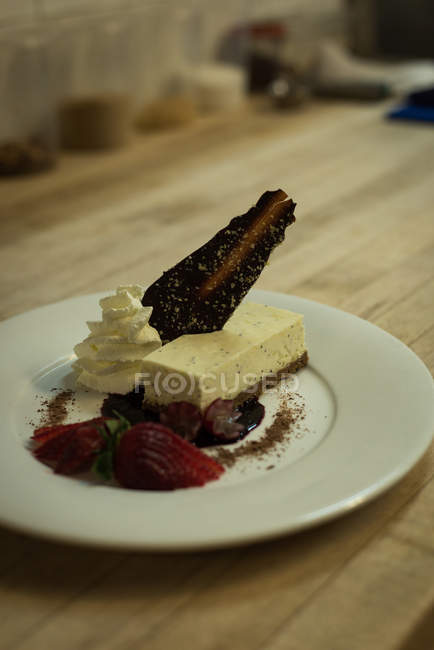 Крупный план десертной еды в тарелке — стоковое фото