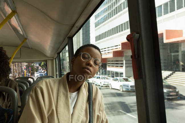 Mujer durmiendo tranquilamente mientras viaja en el autobús - foto de stock