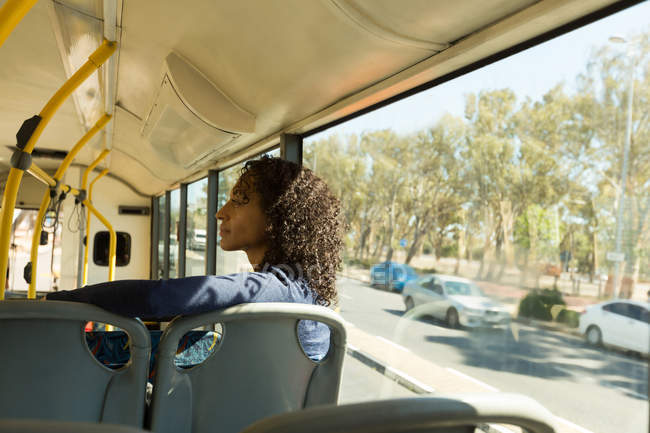 Задумчивая женщина, путешествующая в автобусе — стоковое фото