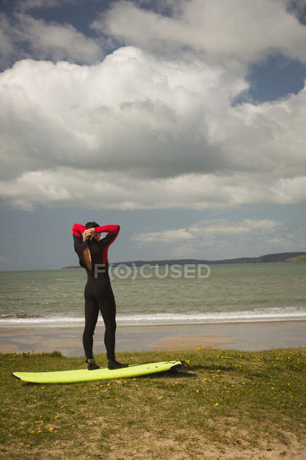 Серфер с доской для серфинга готовится к серфингу в солнечный день — стоковое фото