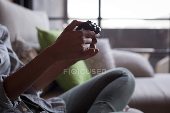 Женщина играет в видеоигры с гарнитурой виртуальной реальности дома — стоковое фото