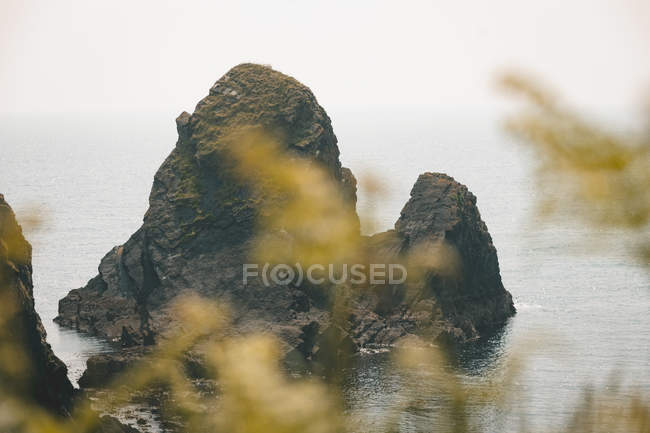 Formación rocosa entre el mar - foto de stock