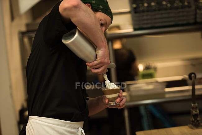 Male chef preparing ice cream in kitchen at restaurant — Stock Photo