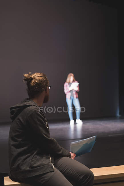 Männlicher Schauspieler beobachtet Aufführung einer Schauspielerin auf der Bühne im Theater. — Stockfoto